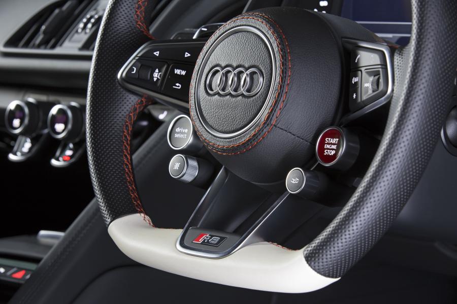Детали интерьера Audi R8 V10 Plus Star of Lucis 2016 года  (фото 7 из 13)